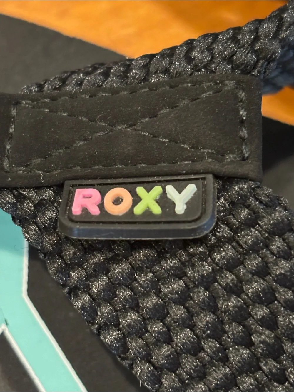 ROXY KALLIE II  Girl’s Sandals Flip Flops Size 4 Black & Rainbow Soles 🌈 Beach🌸
